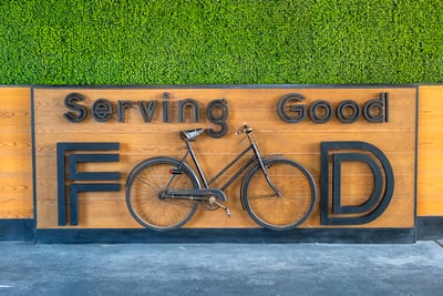 棕色木制欢迎来到海滩标牌